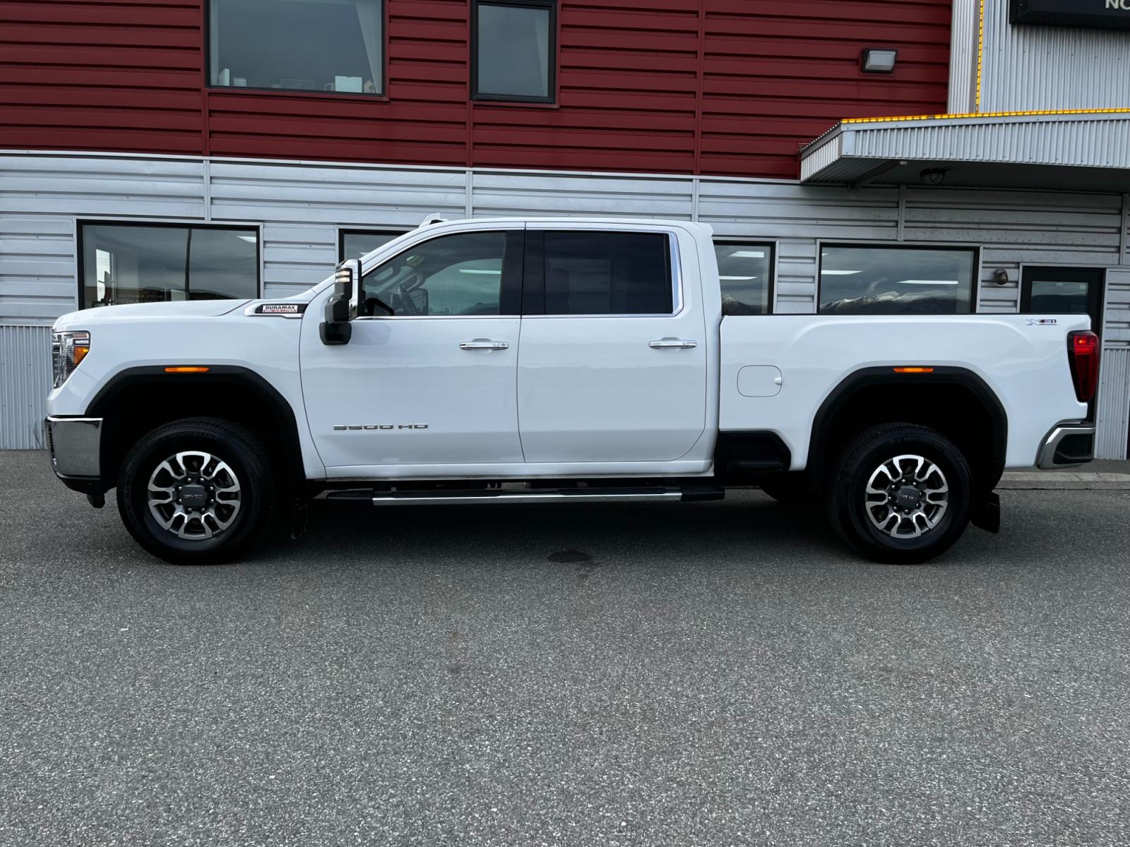 2022 White /Black leather GMC Sierra 3500HD SLT Crew Cab 4WD (1GT49UEY0NF) with an 6.6L V8 OHV 16 DIESEL engine, 6A transmission, located at 1960 Industrial Drive, Wasilla, 99654, (907) 376-5555, 61.573475, -149.400146 - Photo #1