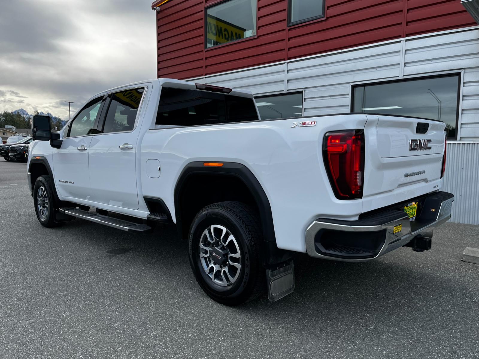 2022 White /Black leather GMC Sierra 3500HD SLT Crew Cab 4WD (1GT49UEY0NF) with an 6.6L V8 OHV 16 DIESEL engine, 6A transmission, located at 1960 Industrial Drive, Wasilla, 99654, (907) 376-5555, 61.573475, -149.400146 - Photo #2