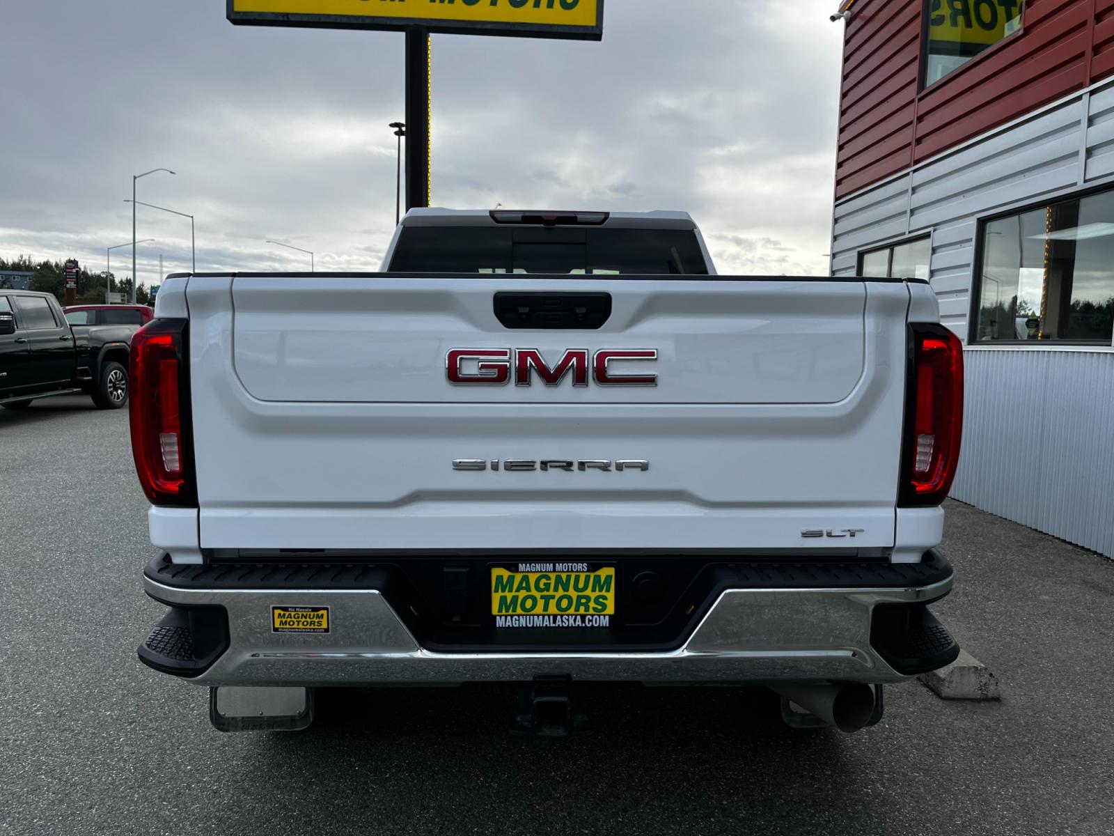 2022 White /Black leather GMC Sierra 3500HD SLT Crew Cab 4WD (1GT49UEY0NF) with an 6.6L V8 OHV 16 DIESEL engine, 6A transmission, located at 1960 Industrial Drive, Wasilla, 99654, (907) 376-5555, 61.573475, -149.400146 - Photo #3
