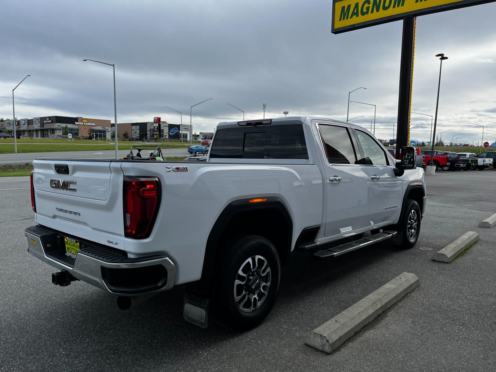 2022 White /Black leather GMC Sierra 3500HD SLT Crew Cab 4WD (1GT49UEY0NF) with an 6.6L V8 OHV 16 DIESEL engine, 6A transmission, located at 1960 Industrial Drive, Wasilla, 99654, (907) 376-5555, 61.573475, -149.400146 - Photo #4