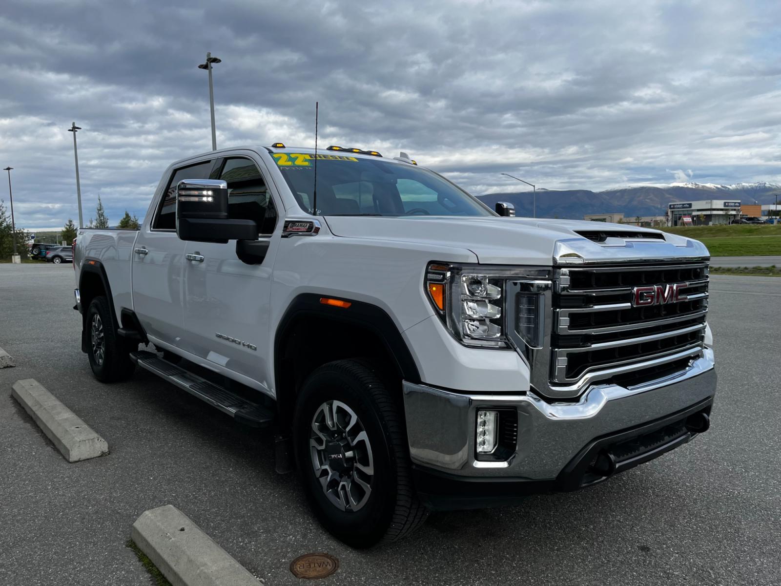 2022 White /Black leather GMC Sierra 3500HD SLT Crew Cab 4WD (1GT49UEY0NF) with an 6.6L V8 OHV 16 DIESEL engine, 6A transmission, located at 1960 Industrial Drive, Wasilla, 99654, (907) 376-5555, 61.573475, -149.400146 - Photo #5