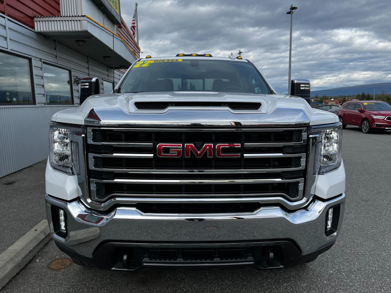 2022 White /Black leather GMC Sierra 3500HD SLT Crew Cab 4WD (1GT49UEY0NF) with an 6.6L V8 OHV 16 DIESEL engine, 6A transmission, located at 1960 Industrial Drive, Wasilla, 99654, (907) 376-5555, 61.573475, -149.400146 - Photo #6