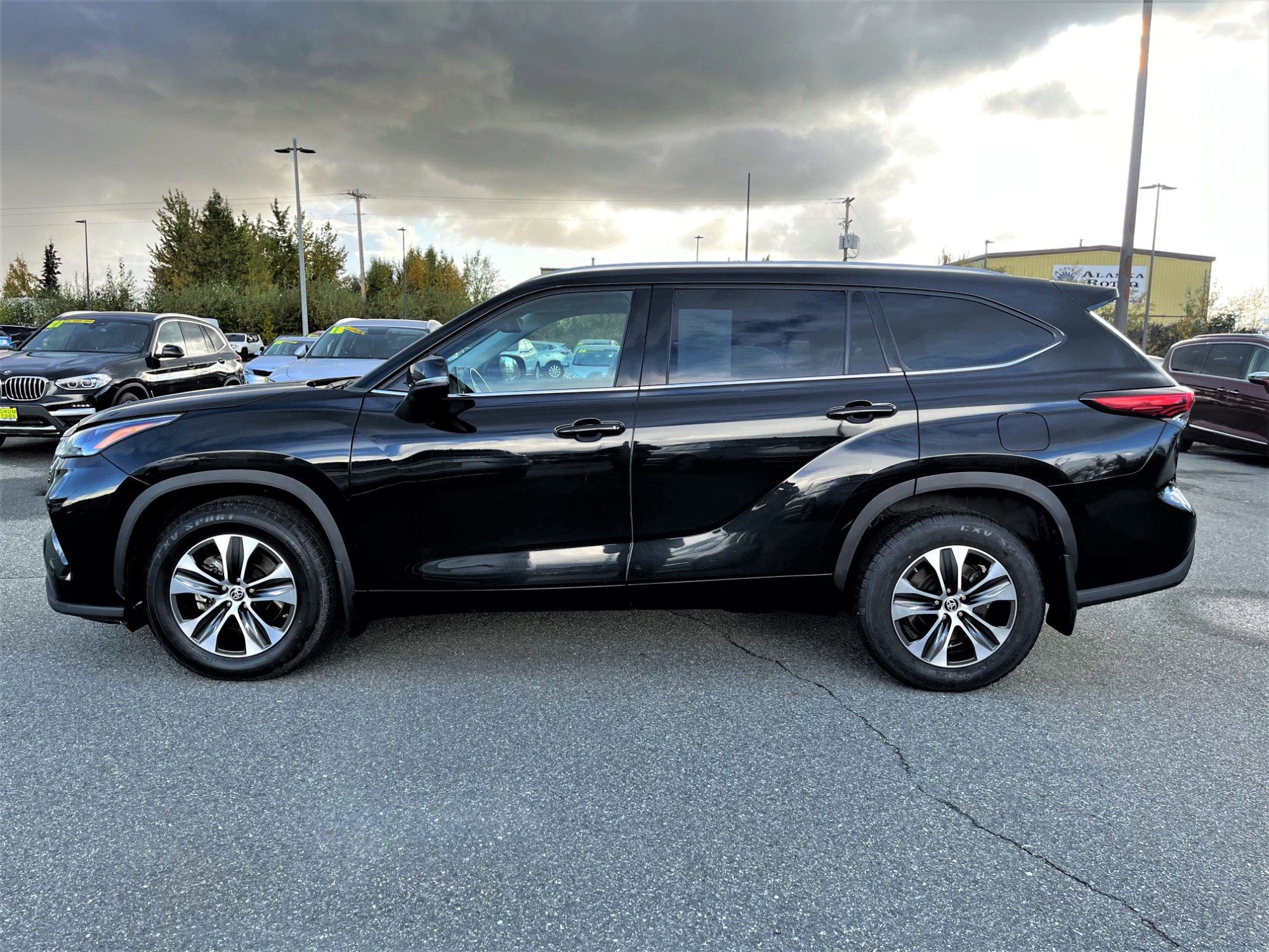 photo of 2021 Toyota Highlander XLE AWD V6