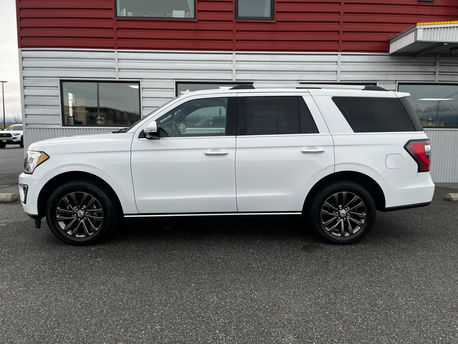 2020 White /Black Ford Expedition Limited 4WD (1FMJU2ATXLE) with an 3.5L V6 DOHC 24V FFV engine, 6A transmission, located at 44152 Sterling Highway, Soldotna, 99669, (907) 262-5555, 60.484917, -151.062408 - Photo #0