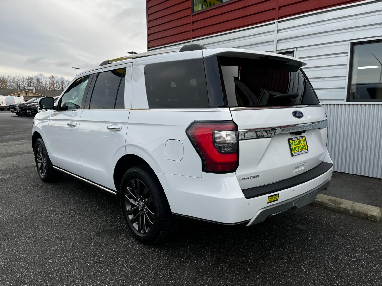 2020 White /Black Ford Expedition Limited 4WD (1FMJU2ATXLE) with an 3.5L V6 DOHC 24V FFV engine, 6A transmission, located at 44152 Sterling Highway, Soldotna, 99669, (907) 262-5555, 60.484917, -151.062408 - Photo #3