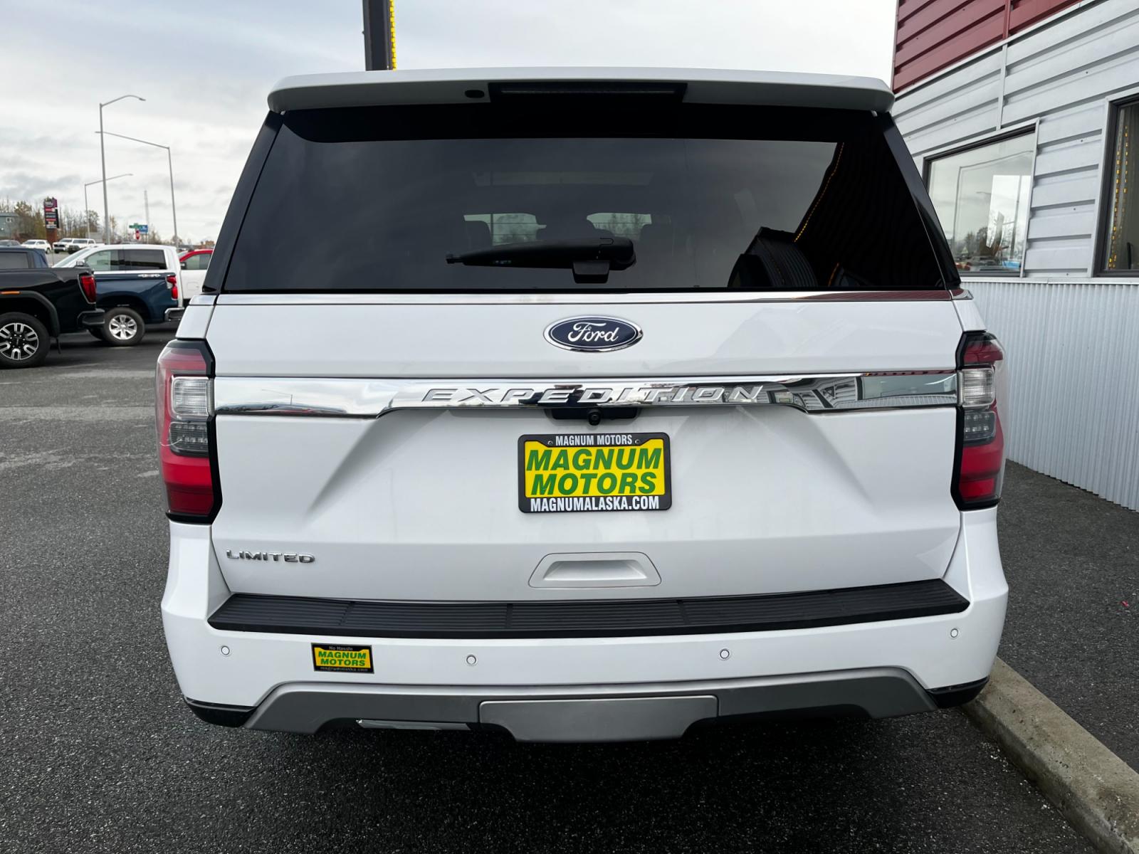 2020 White /Black Ford Expedition Limited 4WD (1FMJU2ATXLE) with an 3.5L V6 DOHC 24V FFV engine, 6A transmission, located at 44152 Sterling Highway, Soldotna, 99669, (907) 262-5555, 60.484917, -151.062408 - Photo #4