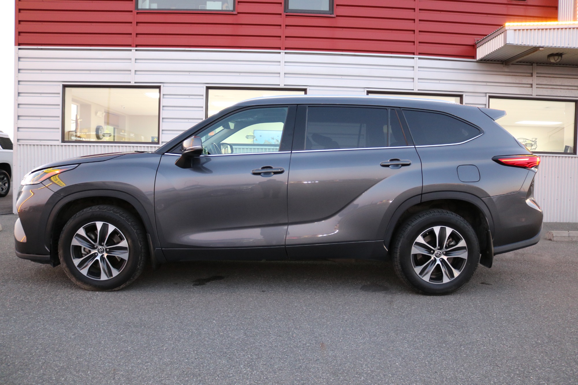 photo of 2021 Toyota Highlander XLE AWD V6