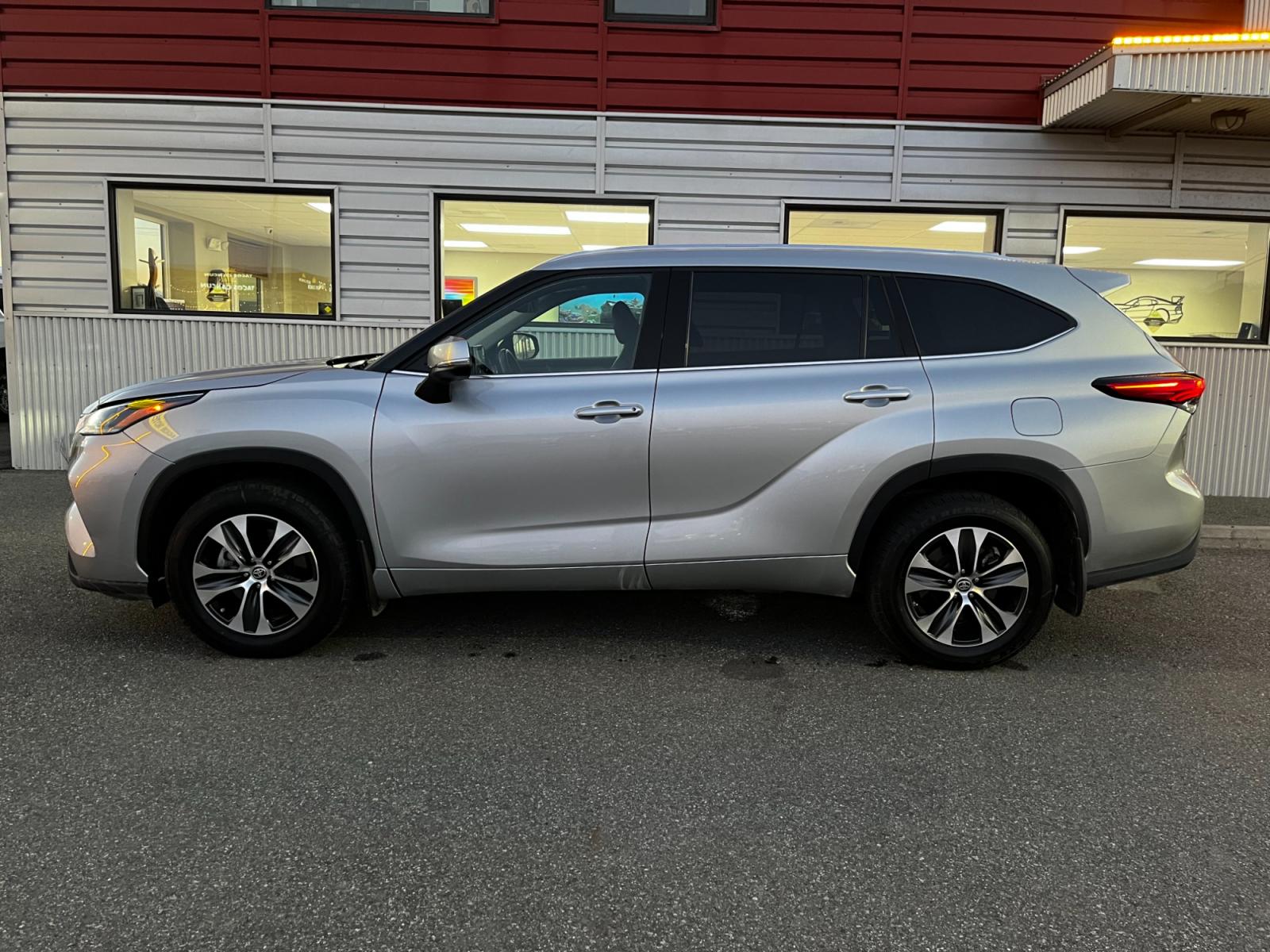 2021 Gray /Black Toyota Highlander XLE AWD V6 (5TDGZRBH0MS) with an 3.5L V6 DOHC 24V engine, 6A transmission, located at 1960 Industrial Drive, Wasilla, 99654, (907) 376-5555, 61.573475, -149.400146 - Photo #2