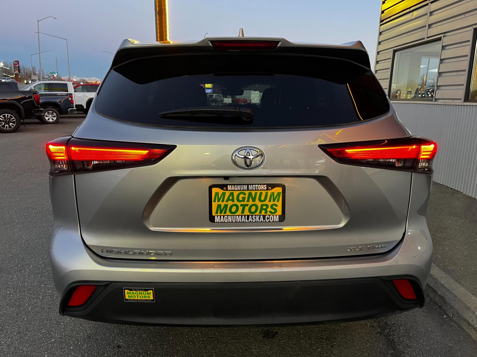 2021 Gray /Black Toyota Highlander XLE AWD V6 (5TDGZRBH0MS) with an 3.5L V6 DOHC 24V engine, 6A transmission, located at 1960 Industrial Drive, Wasilla, 99654, (907) 376-5555, 61.573475, -149.400146 - Photo #4